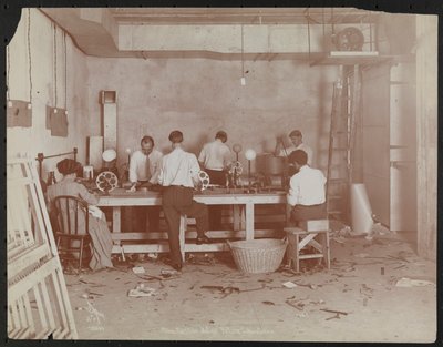 Laboratorios de cine en Carlton Motion Picture Co. con cinco hombres y una mujer trabajando con películas, empalmando, etc., Nueva York de Company Byron