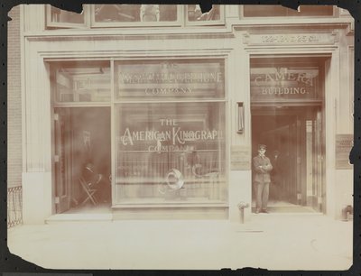 Fachada del primer piso de 122-124 E. 25th Street, el Edificio de la Cámara, American Cinephone Company, American Kinograph Company y portero, Nueva York de Company Byron