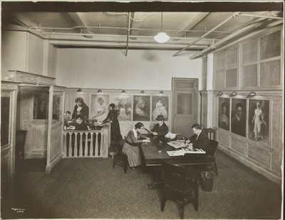 Oficina principal/sala de recepción en la Mutual Film Co. con secretaria en el escritorio, personas en una mesa leyendo y retratos en la pared, Nueva York de Company Byron