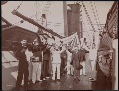 Oficiales y tripulación brindando con champán y cigarros en la cubierta del S.S. "Umbria", c.1897 de Company Byron