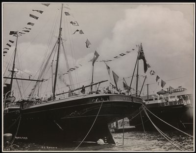 S.S. "Umbria" en el muelle, c.1897 de Company Byron