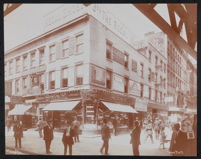 Esquina suroeste de la calle 14 y la avenida 3 mostrando la tienda Star Candies, un dentista, la tienda de zapatos Regal y la Empire Film Co. con peatones, carteles y una viga del ferrocarril elevado de la avenida 3 visible, c.1905 de Company Byron