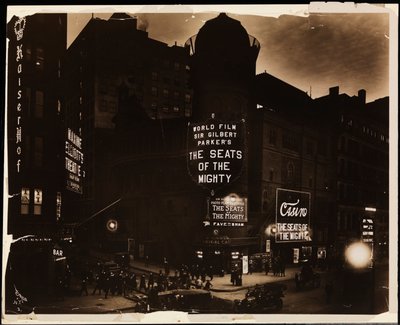 El Teatro Casino de noche, multitudes y coches, y trabajadores de construcción cavando en la calle, Broadway y 39th St., Nueva York, c.1915 de Company Byron