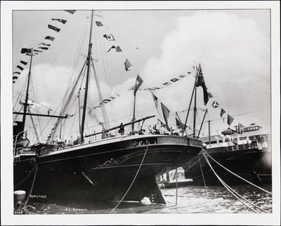 La popa del S.S. "Umbria" en el muelle, c.1900 de Company Byron