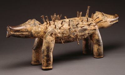Una figura de perro de poder Kongo de Congolese Congolese