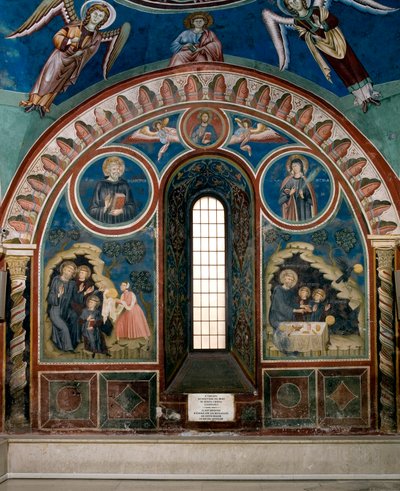 Diferentes episodios de la vida de San Benito de Nursia: a la izquierda una mujer le ofrece un pan envenenado a San Benito, a la derecha un cuervo toma el pan y salva a San Benito. Fresco del Maestro Consolo (siglo XIII) Iglesia Inferior del Monasterio de de Consolo 