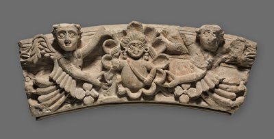 Clave de arco: Busto femenino dentro de un medallón sostenido por ángeles, siglo V de Coptic