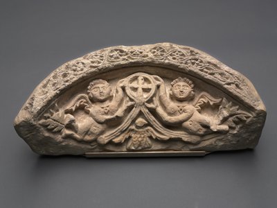 Luneta con dos ángeles sosteniendo una cruz colgante, 400s (piedra caliza) de Coptic