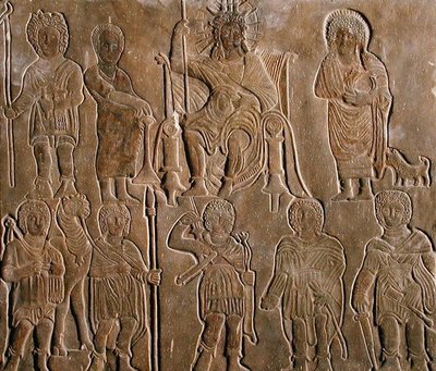 Relieve que representa a un emperador romano deificado recibiendo homenaje de nómadas egipcios de Coptic