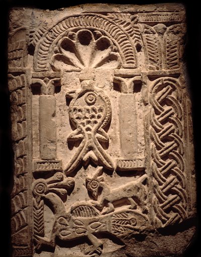 Civilización copta: fragmento de pared con altos relieves de peces (símbolo cristiano). Siglo VI o VII d.C. Luxor, Museo de Arte Egipcio de Coptic Coptic