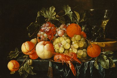 Duraznos, naranjas, uvas y langostinos en un plato de peltre y un roemer cónico en una caja en un borde parcialmente cubierto de Cornelis de Heem