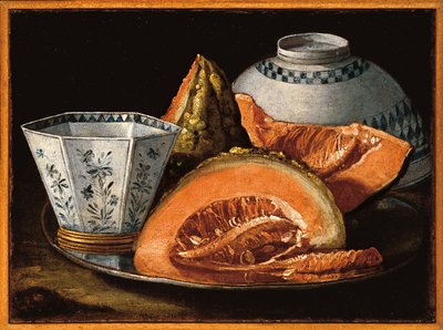 Melón y una copa octogonal sobre un cargador de plata, un cuenco volcado detrás (óleo sobre lienzo) de Cristoforo Munari