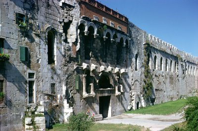 Muro norte del Palacio de Diocleciano con la Porta Aurea, c.300 d.C. de Croatian School