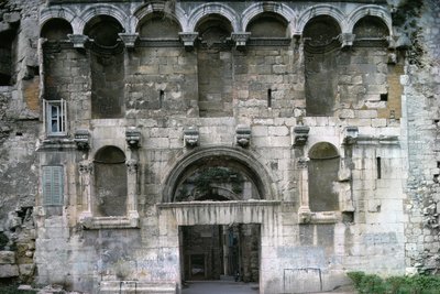 Porta Aurea en el Palacio de Diocleciano, c.300 d.C. de Croatian School