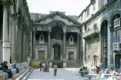 El Peristilo en el Palacio de Diocleciano, c.300 d.C. de Croatian School