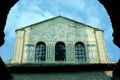 Vista de mosaicos exteriores de Croatian School