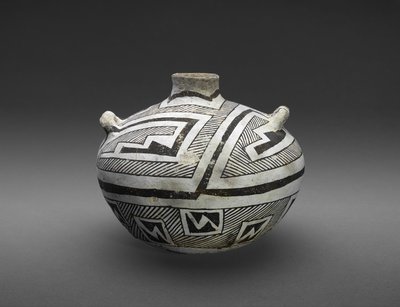Jarra (Olla) con diseños escalonados y rayados de Culture Mogollon