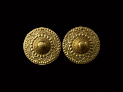 Par de adornos cónicos para orejas, 800-1500 d.C. de Culture Nariño