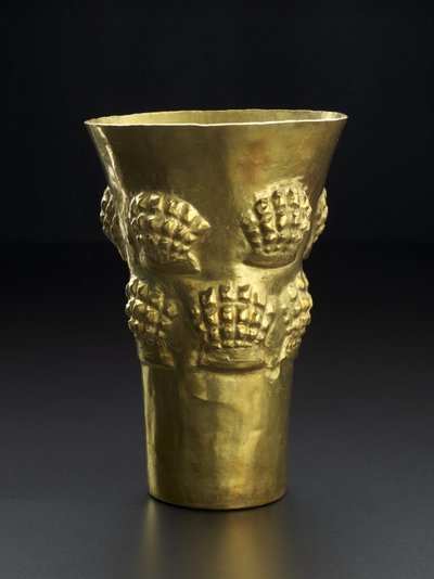 Copa que representa spondylus, la concha roja brillante de un molusco, 800-1350 d.C. de Culture Sicán