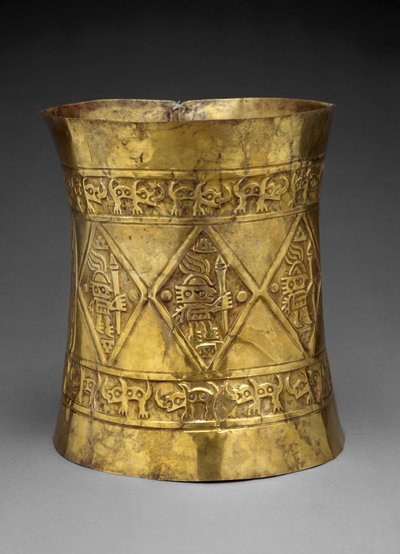 Corona que representa gobernantes o dioses sosteniendo bastones ceremoniales, 800-1350 d.C. (oro martillado y cincelado) de Culture Sicán