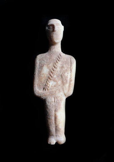 Ídolo masculino, figurilla esquemática. Escultura de mármol blanco con incrustaciones de ocre, 3200-2000 a.C. de Cycladic Cycladic