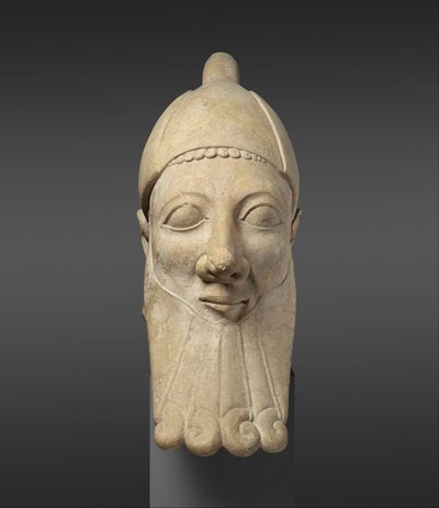 Cabeza de piedra caliza de un hombre barbudo, principios del siglo VI a.C. de Cypriot School