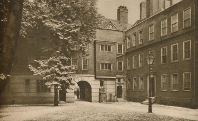 Adoquines del tranquilo otro patio en Staple Inn en Holborn de Cyril Ellis