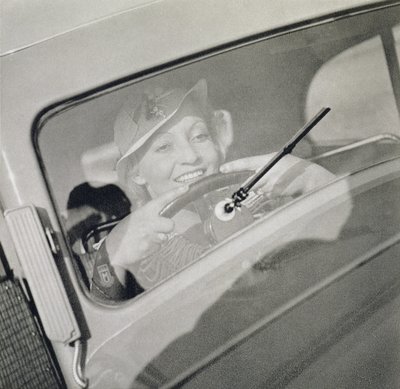 Una mujer conduciendo, c.1930s de Czech Photographer
