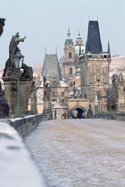 Vista del Puente de Carlos, construido en 1367 de Czech School