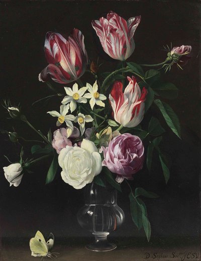 Rosas, tulipanes y narcisos en un jarrón de cristal, con una mariposa, sobre una repisa de Daniel Seghers