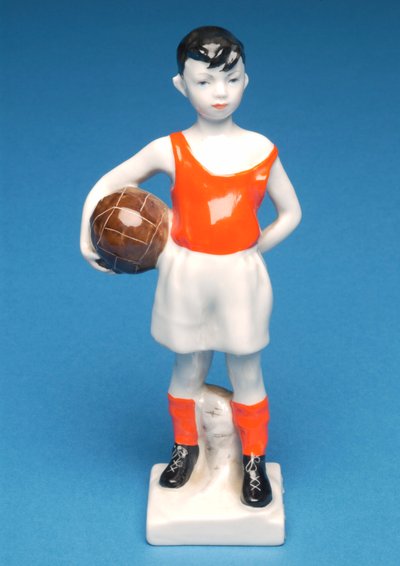 Niño danés sosteniendo un balón de fútbol de Danish School