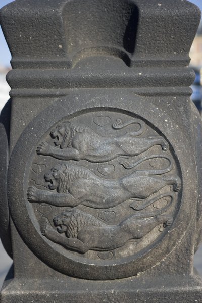Tres leones símbolo tallado en una columna de piedra en la Plaza del Ayuntamiento de Danish School