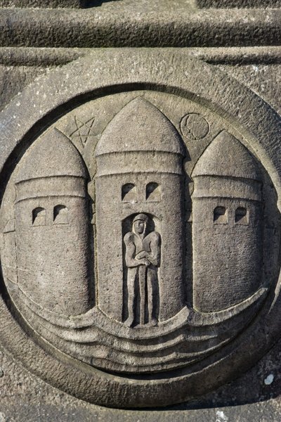 Tres torres símbolo tallado en una columna de piedra en la Plaza del Ayuntamiento de Danish School