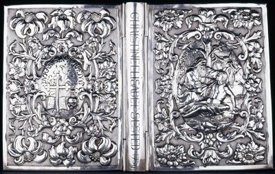 Cubierta superior e inferior del libro con follaje y una imagen del Buen Samaritano, 1740 de Danish School