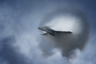 Estruendo sónico de un avión de combate de Darek Siusta