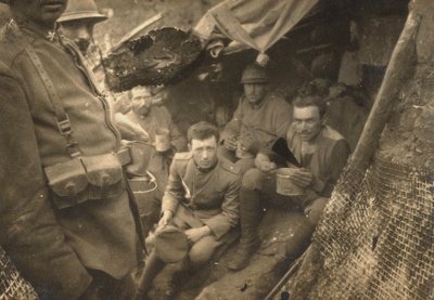 Grupo de soldados en una trinchera durante la Primera Guerra Mundial de Dario Gentilini