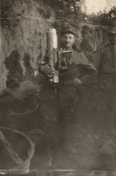Soldado en una trinchera en el Karst durante la Primera Guerra Mundial (foto en b/n) de Dario Gentilini