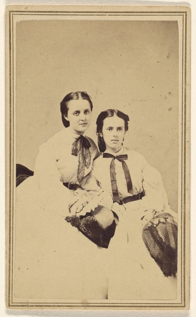 [Dos mujeres jóvenes no identificadas, sentadas] de David R.H. Hoag and Quick