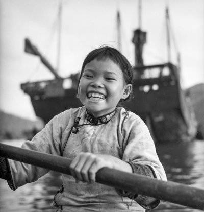 Retrato de una joven en un sampán en el puerto de Aberdeen, Hong Kong. de David Watkin Waters