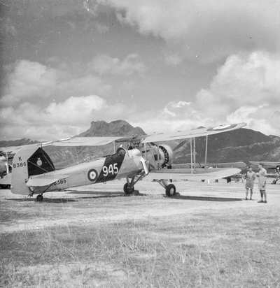 Avión biplano de reconocimiento bombardero torpedero Fairey Swordfish I K8386, código 945, del 824 Squadron Fleet Air Arm, en el aeródromo de Kai Tak, Hong Kong. de David Watkin Waters