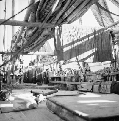 En la cintura a bordo de un junco tipo Yeungkong fisher en Aberdeen, Hong Kong. de David Watkin Waters