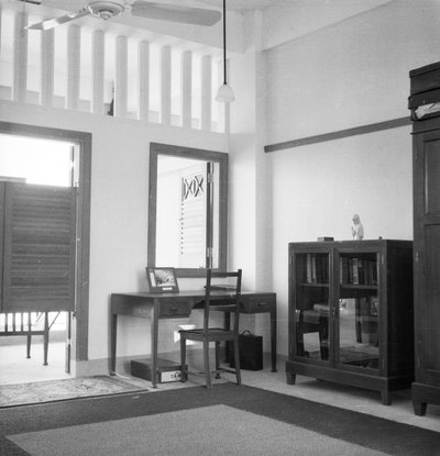 Interior de la cabina nº 13 de la estación de la Real Fuerza Aérea en Seletar, Singapur. de David Watkin Waters