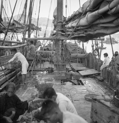 A bordo de un junco tipo Yeungkong fisher en Aberdeen, Hong Kong. de David Watkin Waters