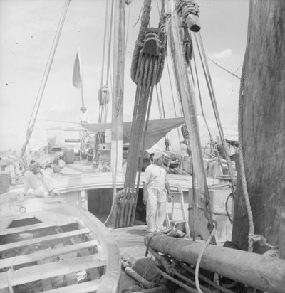 A bordo de un dhow indio tipo kotia anclado en Colombo, Ceilán de David Watkin Waters