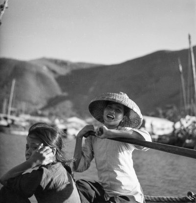 Dos jóvenes sampan en Aberdeen, Hong Kong de David Watkin Waters