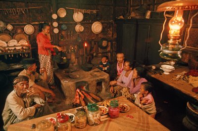 Una familia sentada junta antes de cenar. Tenggerese, Java, Indonesia. de Dean Conger