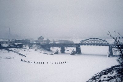 Novosibirsk, río Ob, Siberia, URSS, Estudiantes cruzan el río Ob congelado a pie por la nieve, invierno de 1976 (foto) de Dean Conger