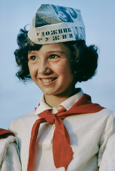 Joven en el campamento de pioneros jóvenes, organización juvenil obligatoria, para el adoctrinamiento soviético, KHABAROVSK, URSS de Dean Conger