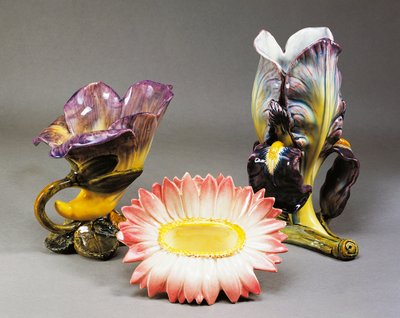 Jarrón en forma de convolvulus, cacharro en forma de margarita y jarrón en forma de iris, hacia 1900, de Delphin Massier (1836-1907), estilo Art Nouveau, cerámica de barbotina, fabricado en Vallauris. Francia, siglo XX. de Delphin Massier