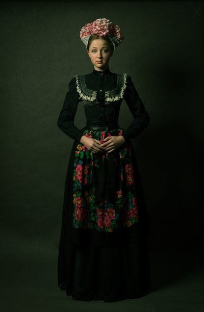 Joven con estampado floral y estilo folk de Denisa Justusová Šumcová